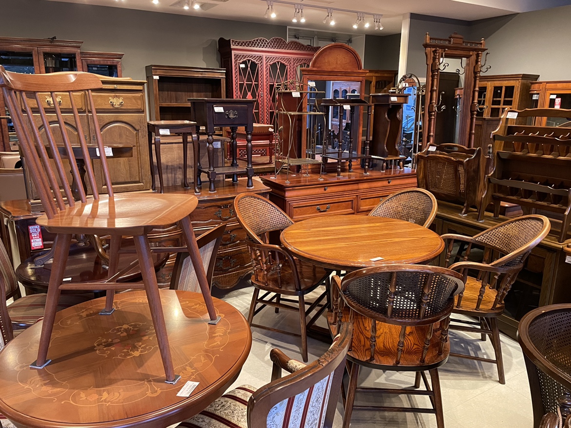 アンティーク家具の店内