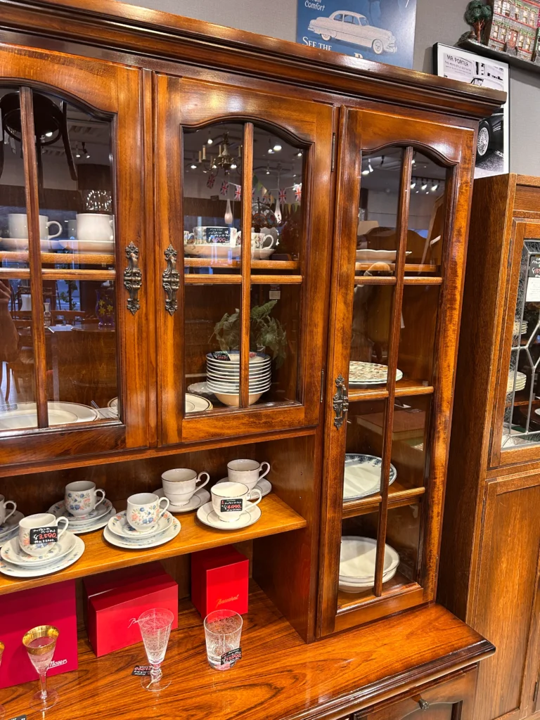 カリモクコロニアルキャビネット