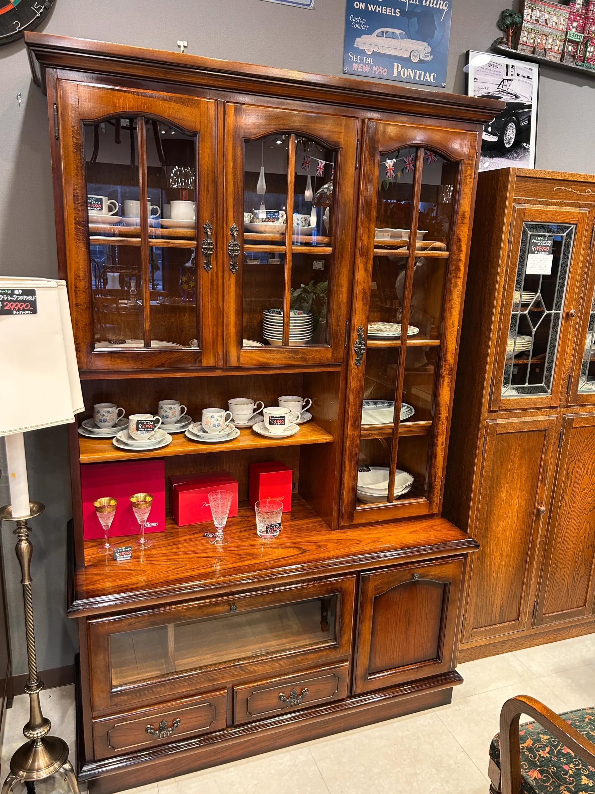 カリモクコロニアルキャビネット-01