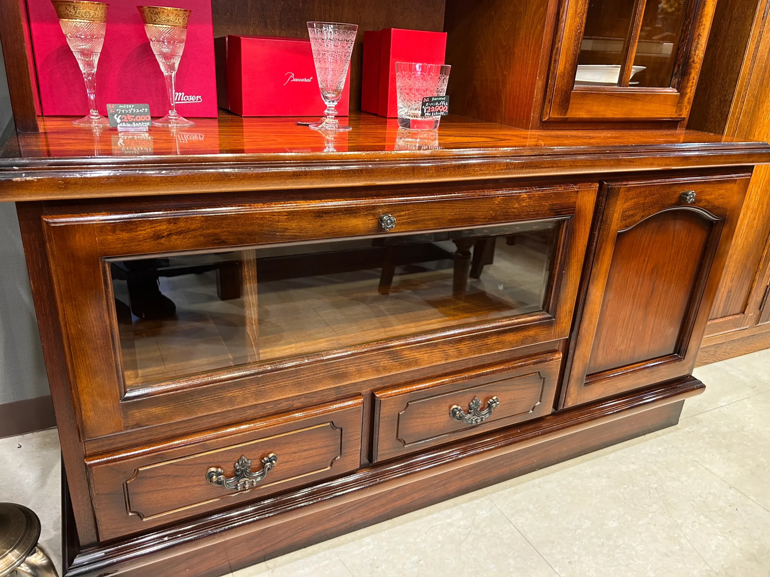 カリモクコロニアルキャビネット-02