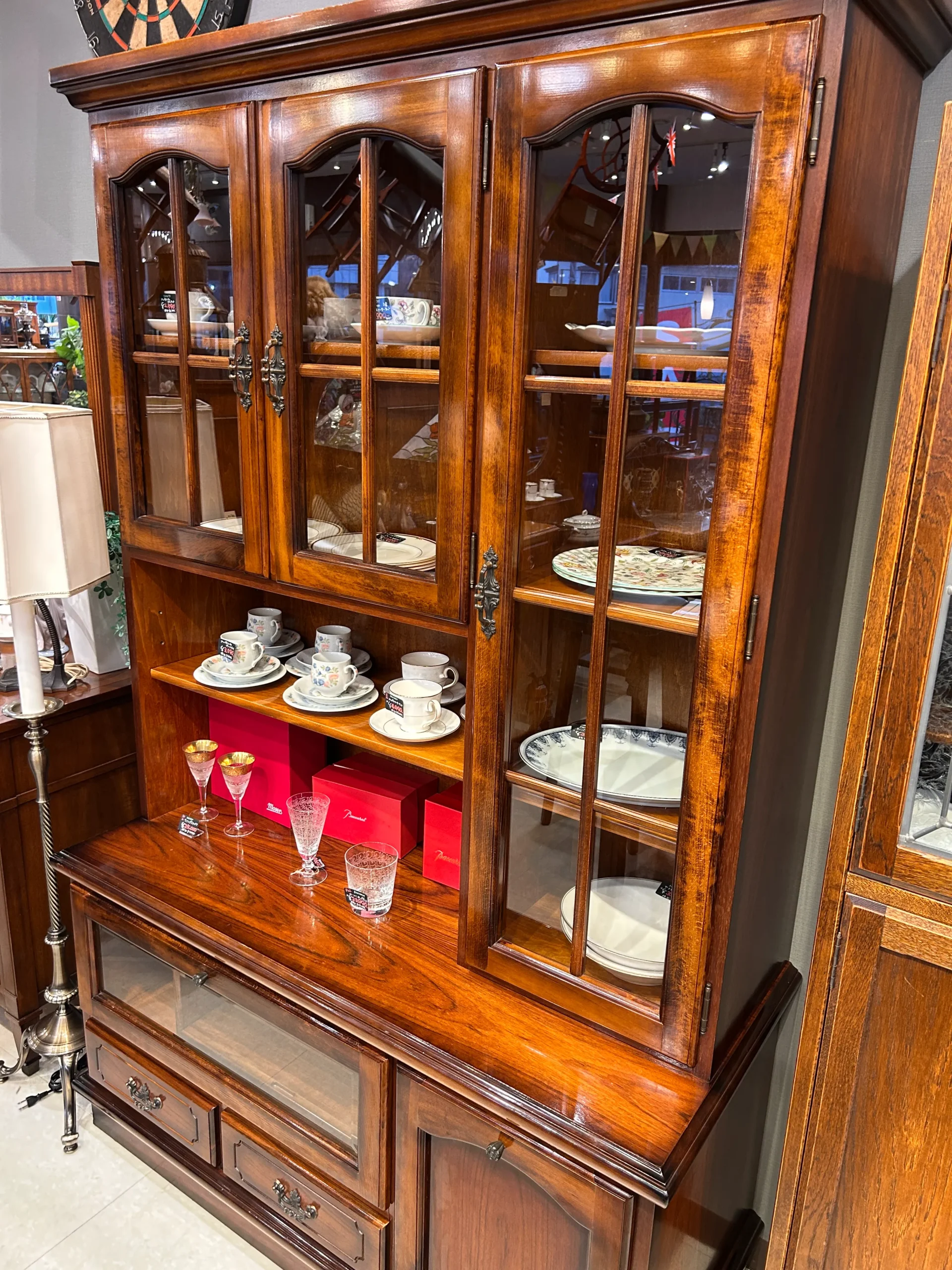 カリモクコロニアルキャビネット-04