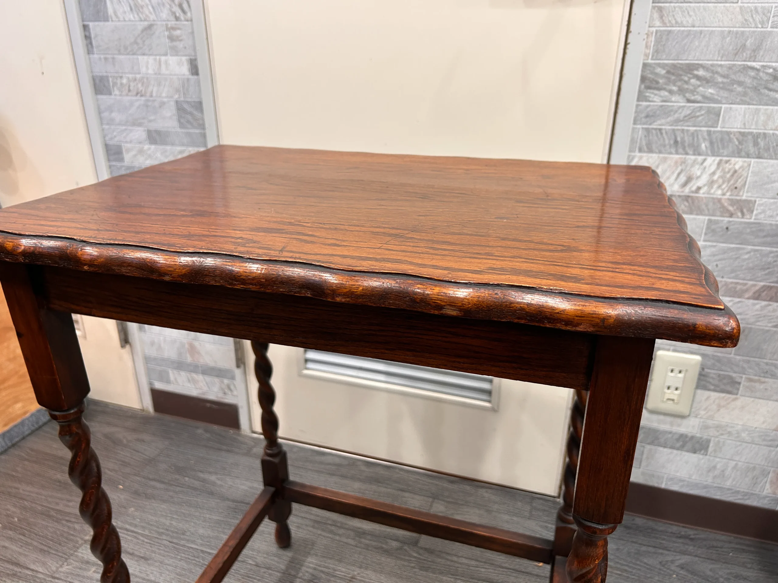 イギリスアンティークツイストレッグサイドテーブル-02