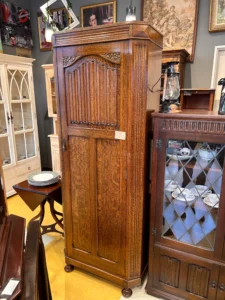 イギリスアンティークワードローブ
