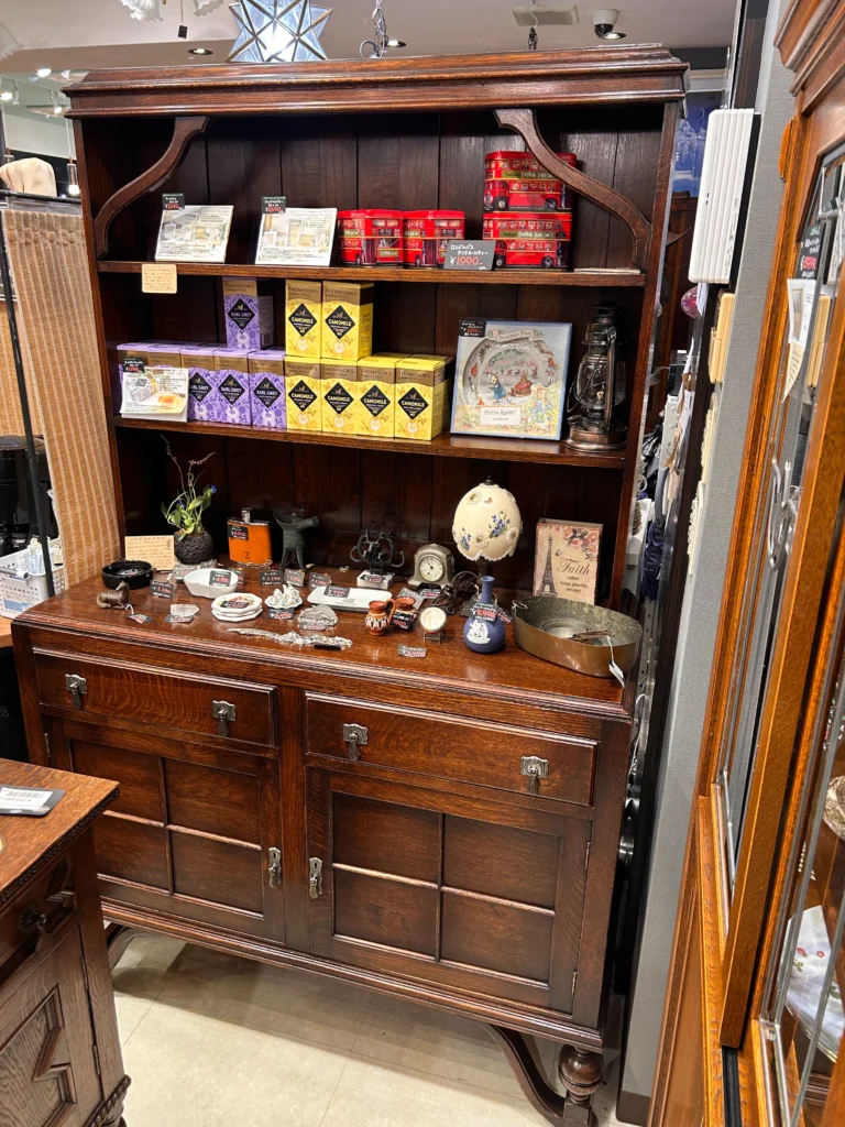 イギリスアンティークカップボード