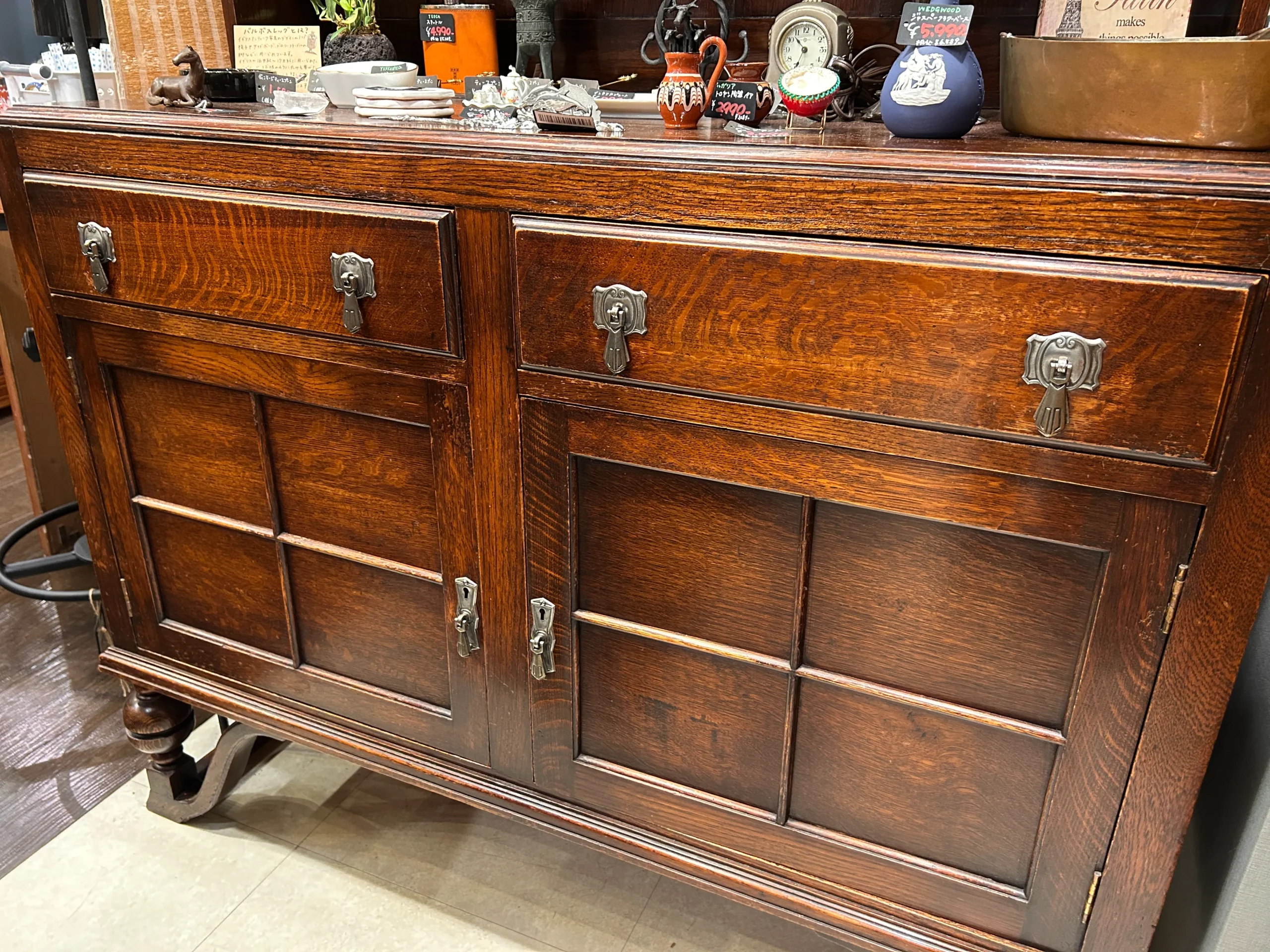 イギリスアンティークカップボード-01