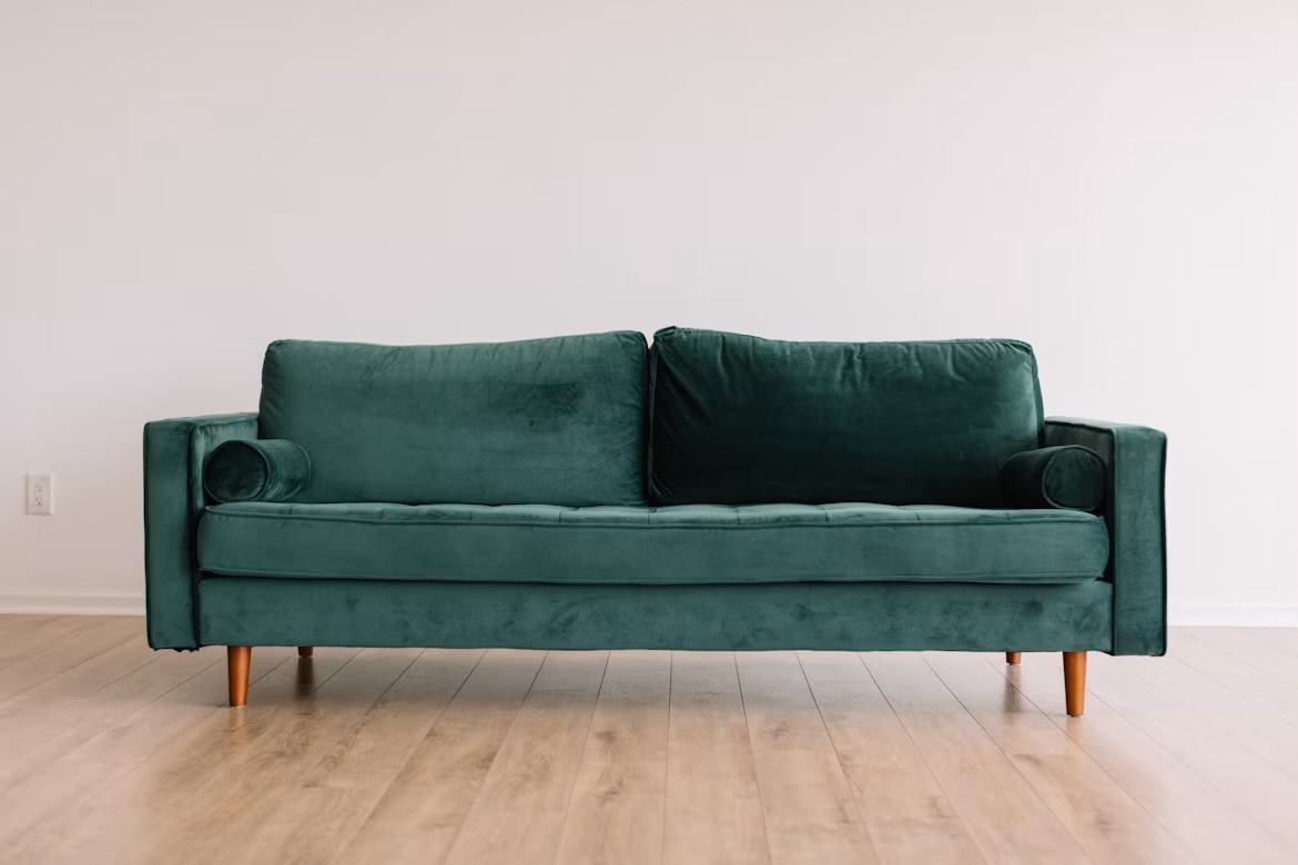 明るい部屋に置かれたファブリックのソファ